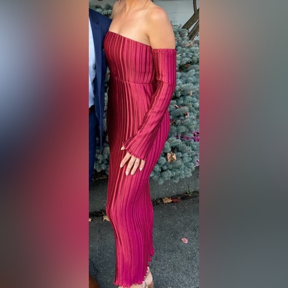 L'IDEE GATSBY COLD-SHOULDER MIDI DRESS in red berry - Picture 6 of 10